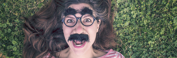 Hábitos Que Deberíamos Dejar De Hacer, mujer con cara graciosa, lentes y bigote
