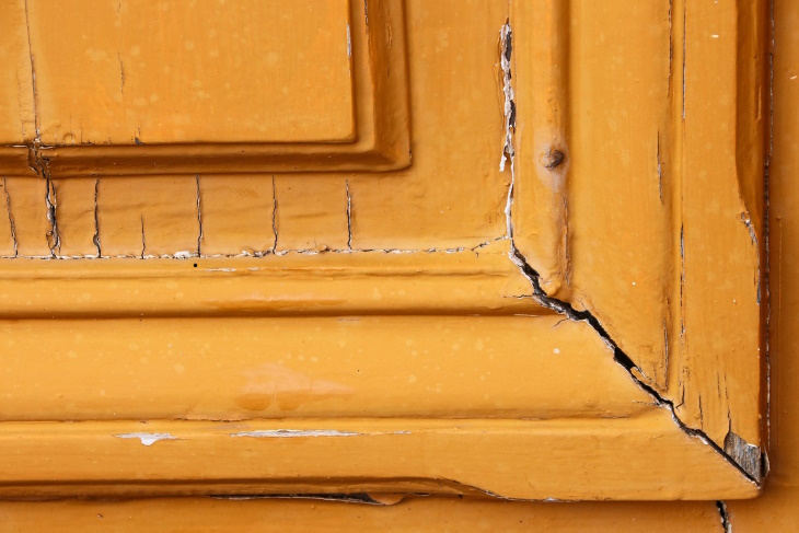 Eliminar arañazos en puertas dañadas por la madera