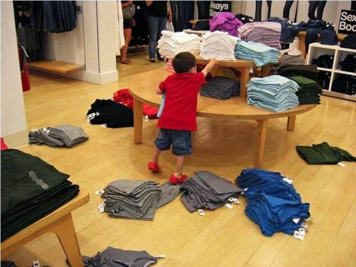 Niños Que Odian Las Compras, tirando camisetas