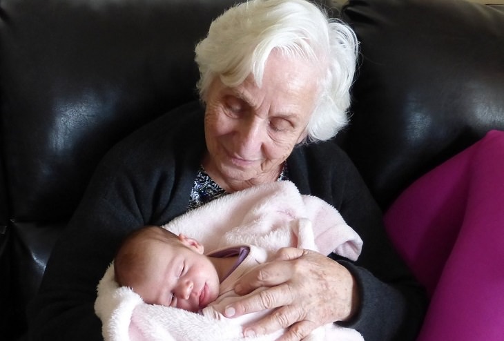 Ideas Sobre Los Abuelos, abuela con su nieta bebé