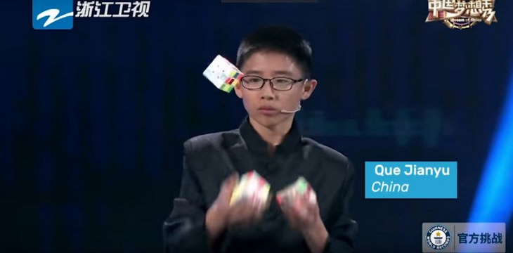 Que Jianyu, el más rápido para resolver tres cubos de Rubik mientras hace malabares
