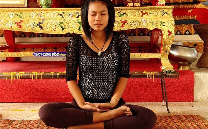 una mujer meditando