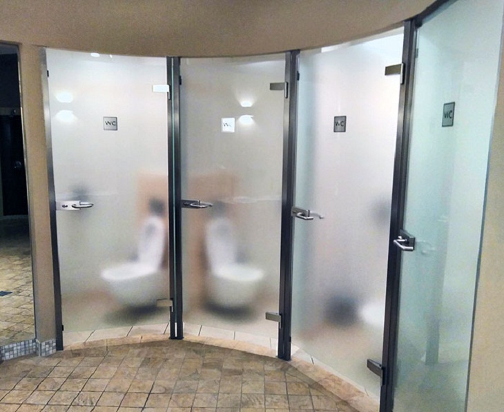 Fallos Del Diseño, puertas de baño semitransparentes