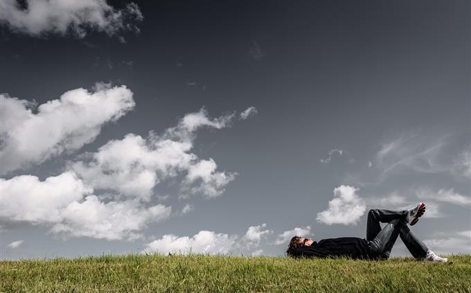Imagen y prueba de estrés: un joven tranquilo tumbado en la hierba