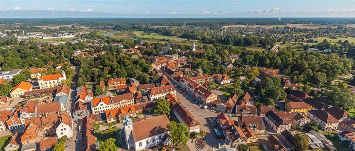 El distrito histórico de Kuldīga en Letonia