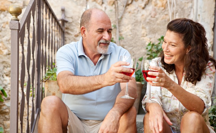 Cómo Nos Afectan Los Diferentes Tipos De Alcohol, pareja bebiendo