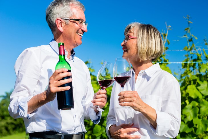 Cómo Nos Afectan Los Diferentes Tipos De Alcohol, adultos mayores bebiendo