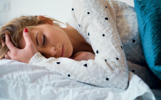 Prueba cuál es tu estado mental: una mujer intentando conciliar el sueño