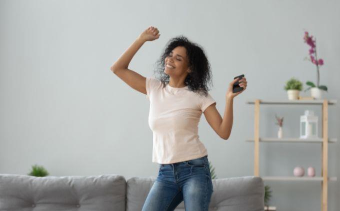 Una prueba de tu estado mental: una mujer bailando en el salón