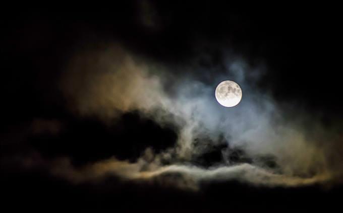 luna a través de las nubes