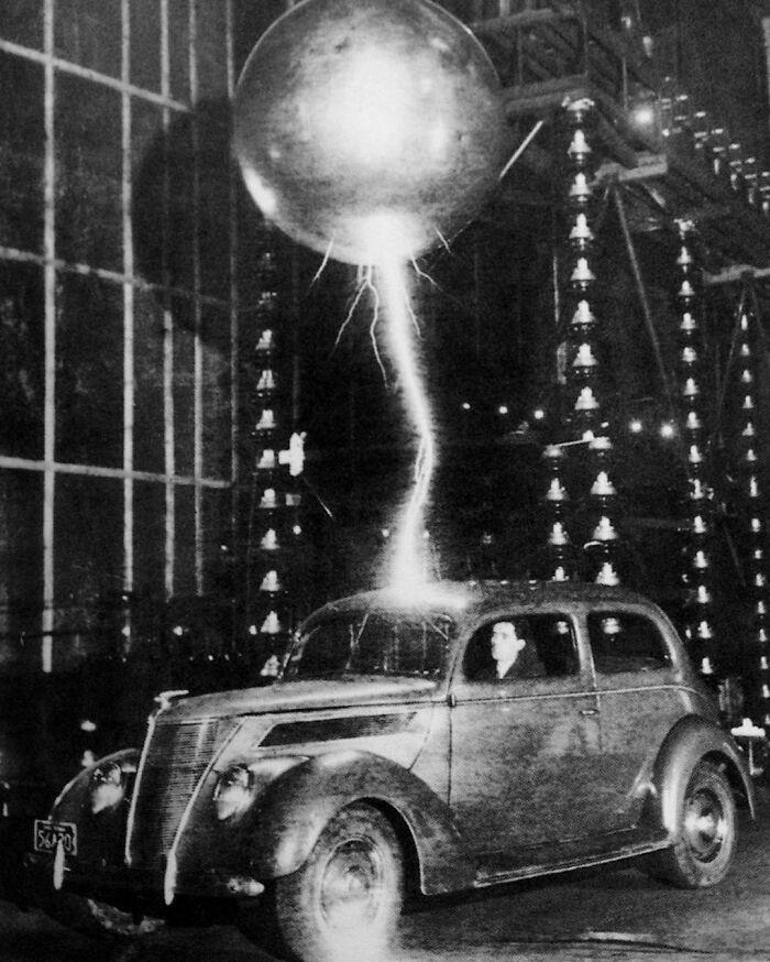 En 1940, se sometió un automóvil a una corriente eléctrica de tres millones de voltios