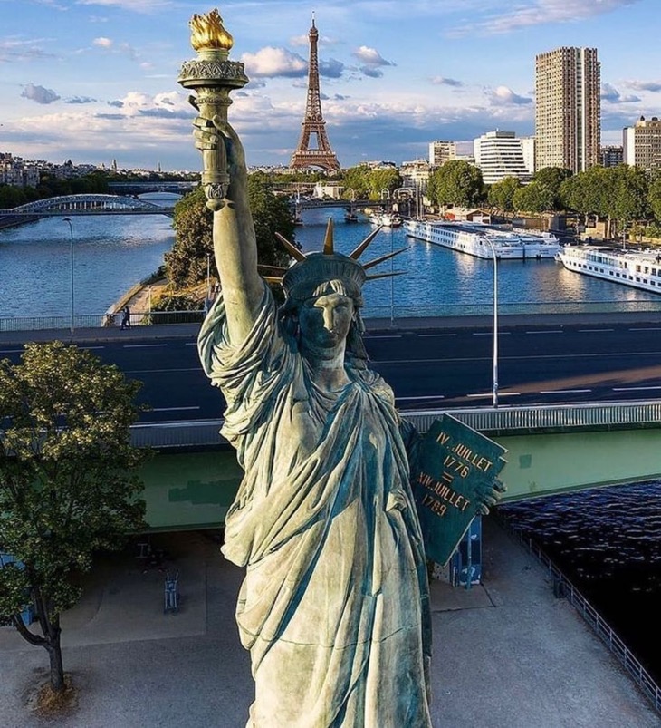 Réplica De La Estatua De La Libertad, París
