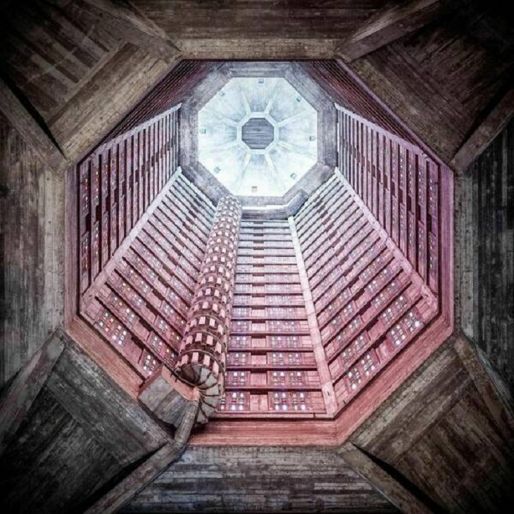  la escalera de caracol desde el interior de la torre principal de la Iglesia de San José en Francia