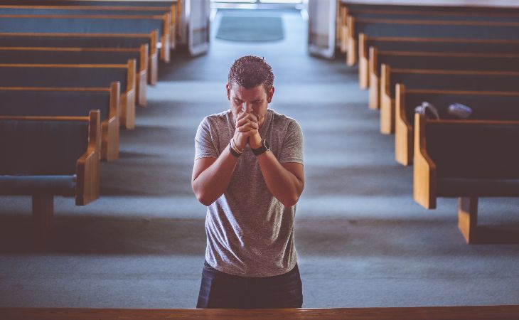 El Sentido Espiritual De La Cuaresma, hombre rezando en una iglesia
