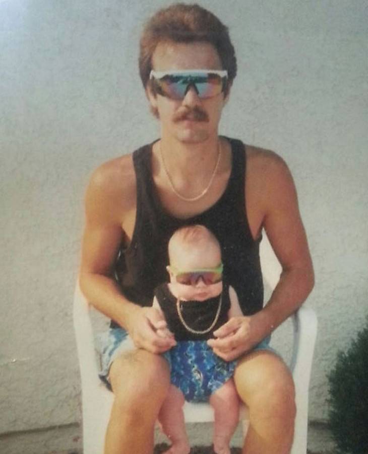 Fotos Familiares Extrañas, padre y bebé vestidos igual