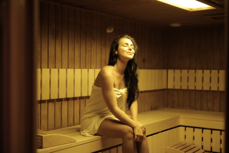 Sauna vs Baño de vapor, una mujer en un sauna