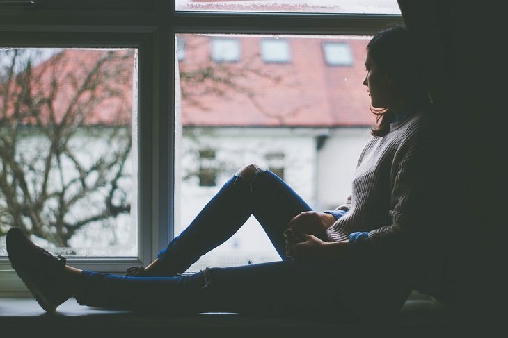 Cambios En El Hogar Para Combatir La Depresión, mujer mirando por la ventana