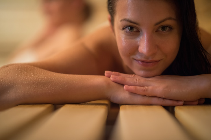 Sauna vs Baño de vapor, una mujer en el sauna