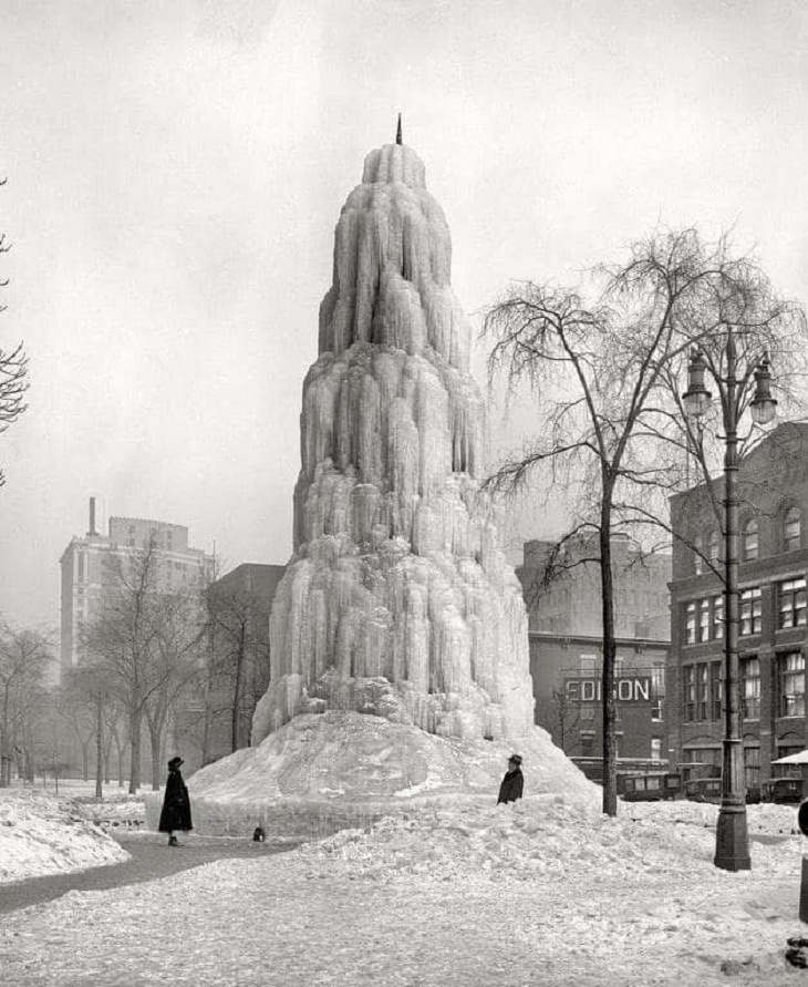 Personas observando la fuente que se congeló en Detroit, 1917