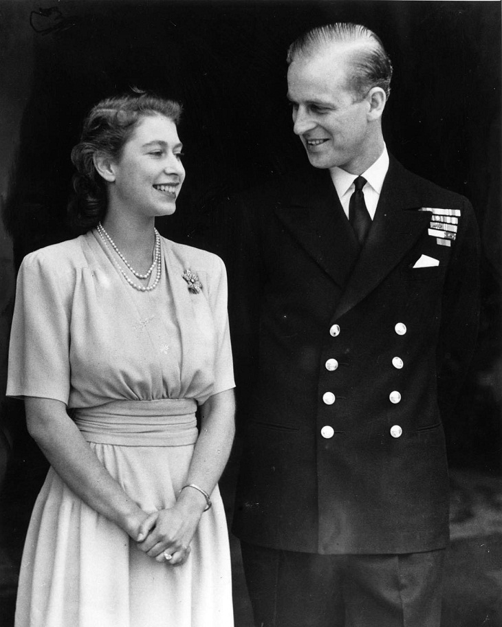 La princesa Isabel con su prometido Phillip Mountbatten en el Palacio de Buckingham, el 10 de julio de 1947