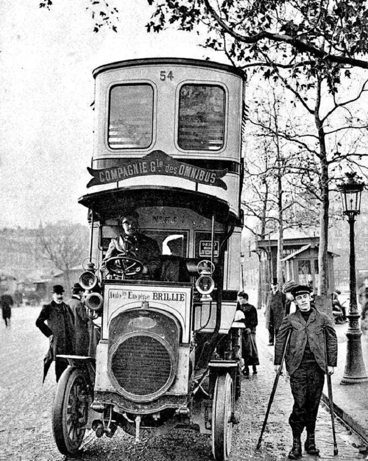 Un autobús de pasajeros en París, 1900