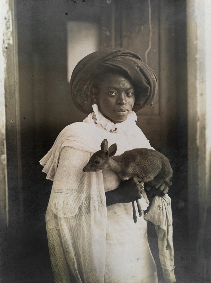 HUna joven keniana sostiene a su ciervo mascota en Mombasa en 1909