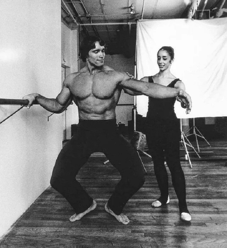 Arnold Schwarzenegger tomando lecciones de ballet y poses de la bailarina Marianne Claire en 1976