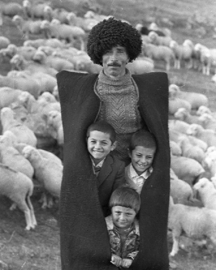 Un pastor del pueblo de Karakechdi con sus hijos, Azerbaiyán, años 80