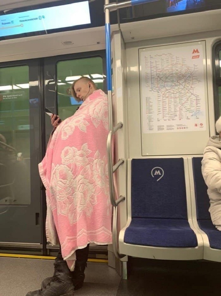 Pasajeros Extraños En El Metro, hombre con su manta