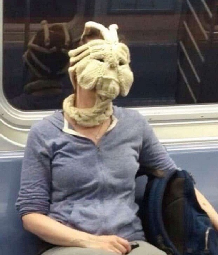 Pasajeros Extraños En El Metro, máscara de alien