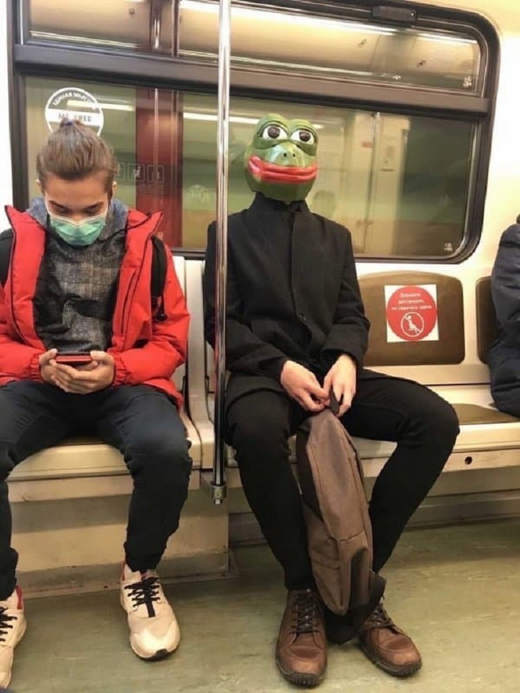 Pasajeros Extraños En El Metro, máscara de rana