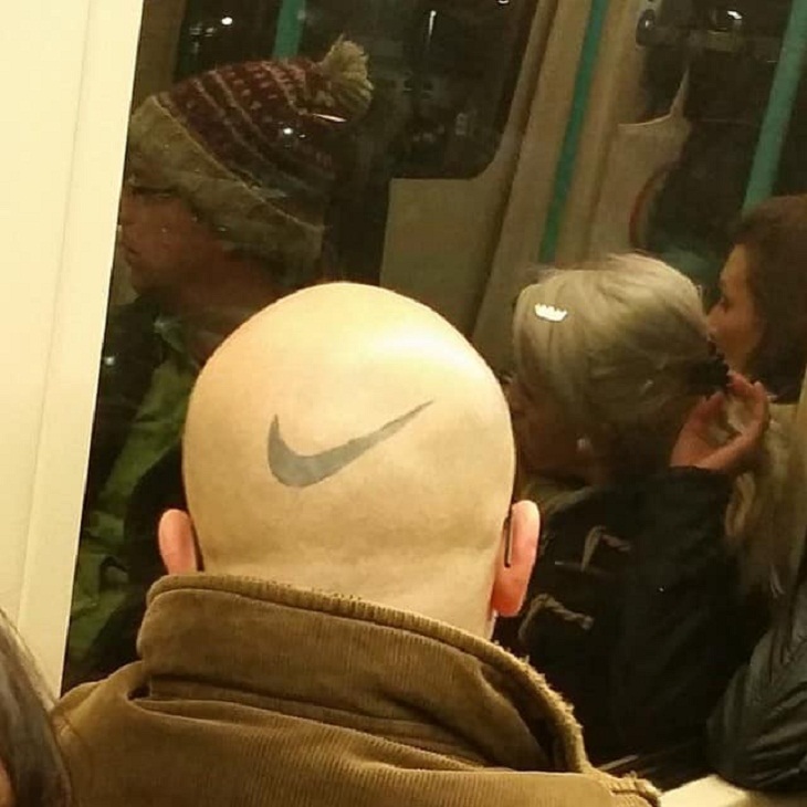 Pasajeros Extraños En El Metro, Nike