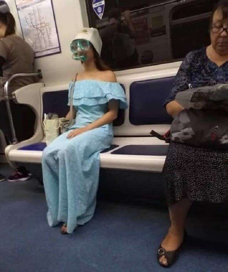 Pasajeros Extraños En El Metro, máscara de buceo