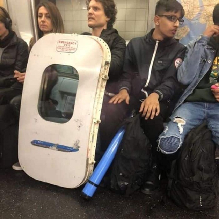 Pasajeros Extraños En El Metro, puerta de avión