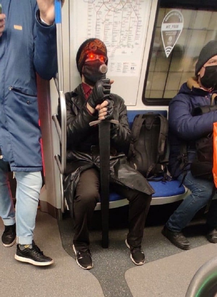 Pasajeros Extraños En El Metro, disfraz