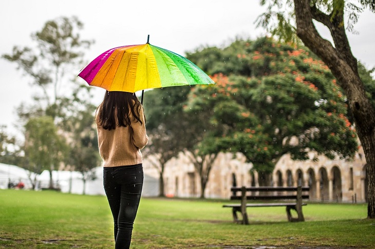 mujer con un paraguas de colores