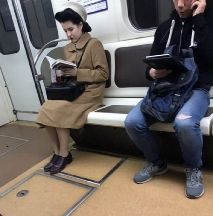 Pasajeros Extraños En El Metro, mujer con atuendo del pasado
