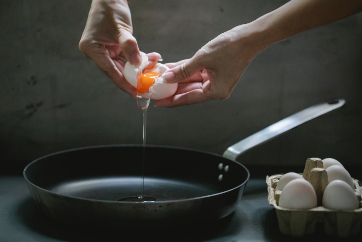 Cómo Quitar Residuos De Alimentos Quemados De Los Sartenes, huevo en una sartén