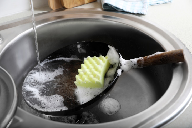 Cómo Quitar Residuos De Alimentos Quemados De Los Sartenes, lavando una sartén