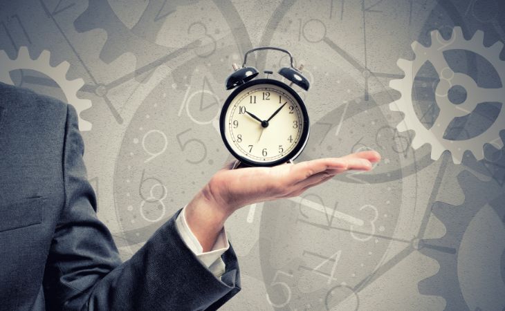 Conceptos Erróneos Sobre El Tiempo, hombre sostiene un reloj de alarma