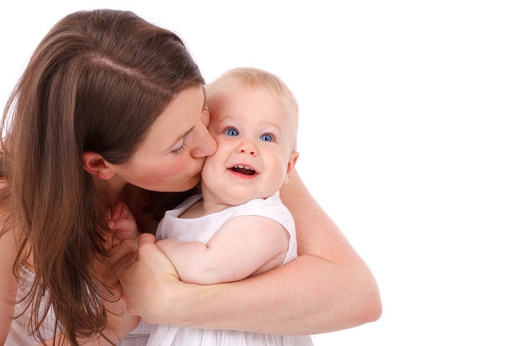 Los 10 Mandamientos De La Buena Crianza, madre besa a su bebé