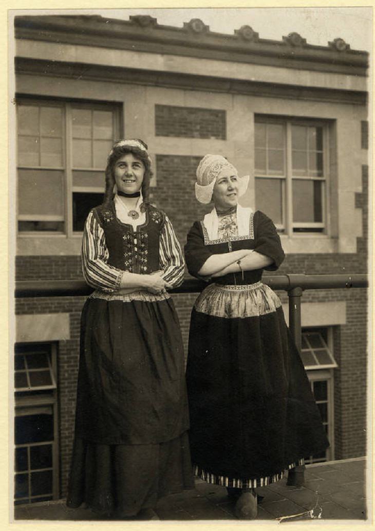 Retratos de inmigrantes de Ellis Island, Dos mujeres de los Países Bajos
