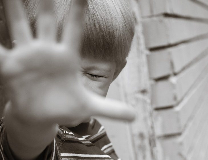 Los 10 Mandamientos De La Buena Crianza, niño molesto