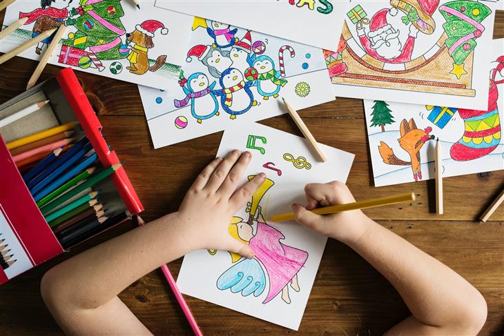 Por Qué Es Importante Hablar Con Los Niños Pequeños, niño coloreando un dibujo