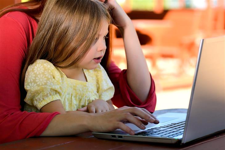 Por Qué Es Importante Hablar Con Los Niños Pequeños, mamá e hija en la computadora