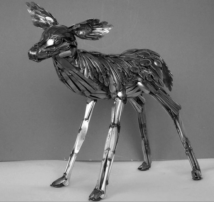 Esculturas soldadas y realizadas con utensilios de cocina, cubiertos y otros utensilios por el artista de Ohio diagnosticado con la enfermedad de Parkinson, Gary Hovey, Standing Fawn