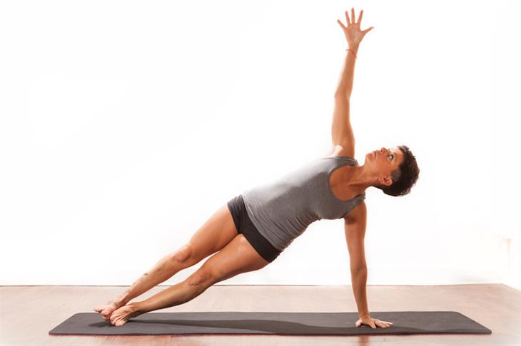 Ejercicios De Yoga Para Mejorar La Postura, plancha lateral