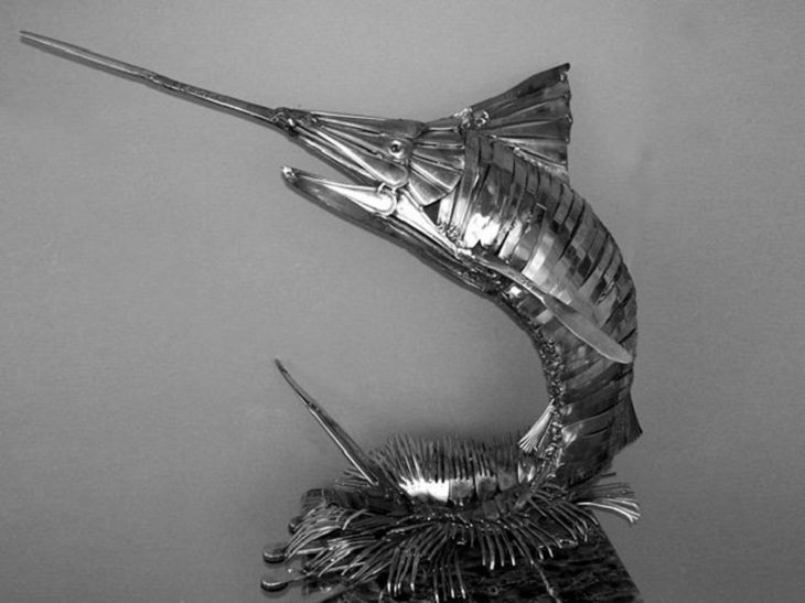 Esculturas soldadas y realizadas con utensilios de cocina, cubiertos y otros utensilios por el artista de Ohio diagnosticado con la enfermedad de Parkinson, Gary Hovey, Making a Splash; marlin