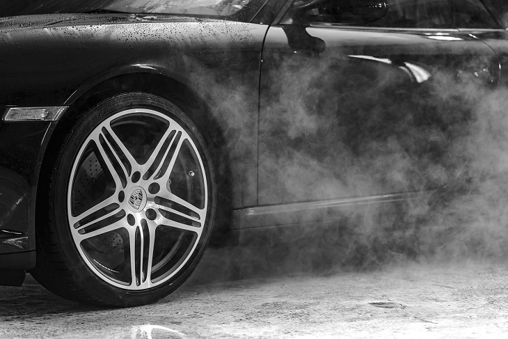 Errores a Evitar Al Darle Mantenimiento a Tu Auto, humo que sale de un auto