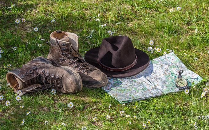Prueba de aventura: mapa, zapatos, gorro y brújula